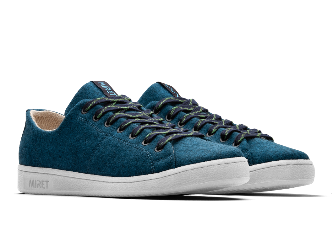 This low-top sneaker comes with a 100% wool upper in blue and super-flexible natural rubber outsoles in the pure white. The combination of pure hemp lining and wool-covered cork insoles ensures a fresh and healthy environment for your feet all day long.