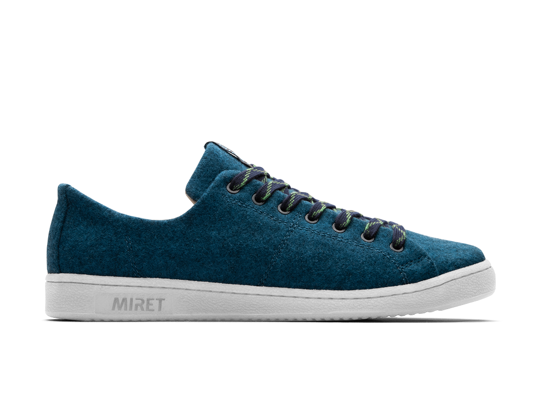 This low-top sneaker comes with a 100% wool upper in blue and super-flexible natural rubber outsoles in the pure white. The combination of pure hemp lining and wool-covered cork insoles ensures a fresh and healthy environment for your feet all day long.