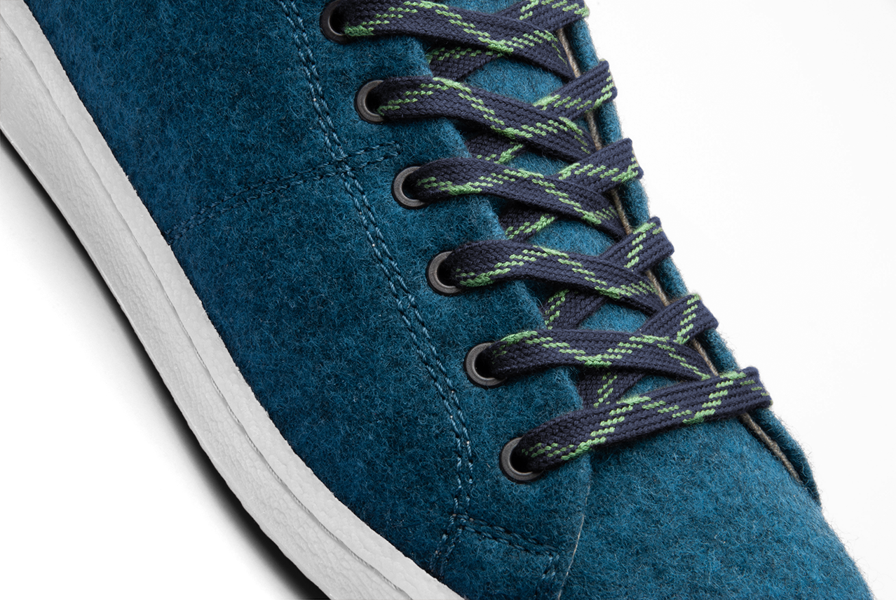 This low-top sneaker comes with a 100% wool upper in blue and super-flexible natural rubber outsoles in the pure white. The combination of pure hemp lining and wool-covered cork insoles ensures a fresh and healthy environment for your feet all day long.