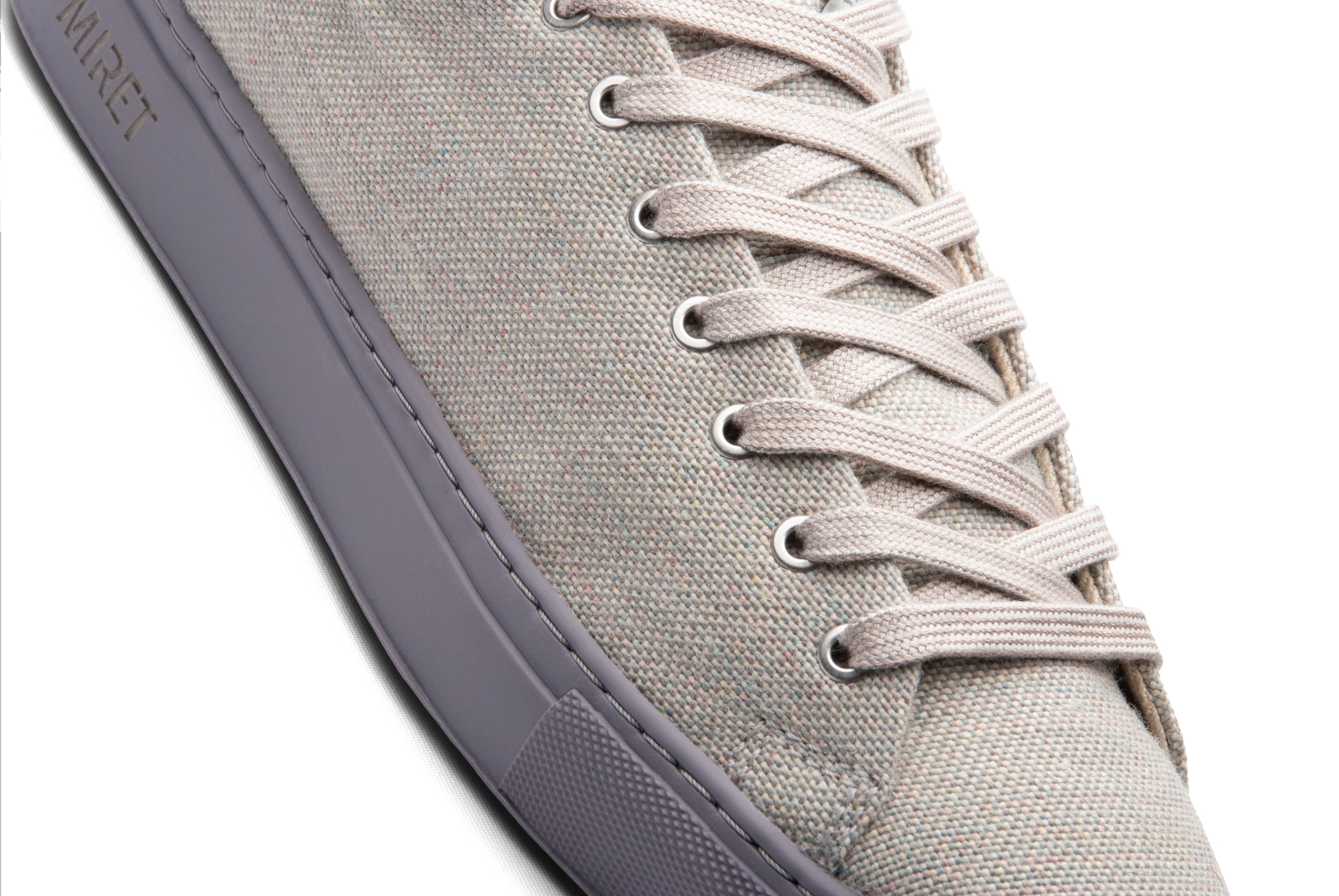 Low-top natural sneakers for spring and summer with 100% wool upper and natural rubber outsoles in the color purple. The pure hemp lining, together with wool-covered cork insoles, ensures a fresh and healthy environment for your feet all day long.