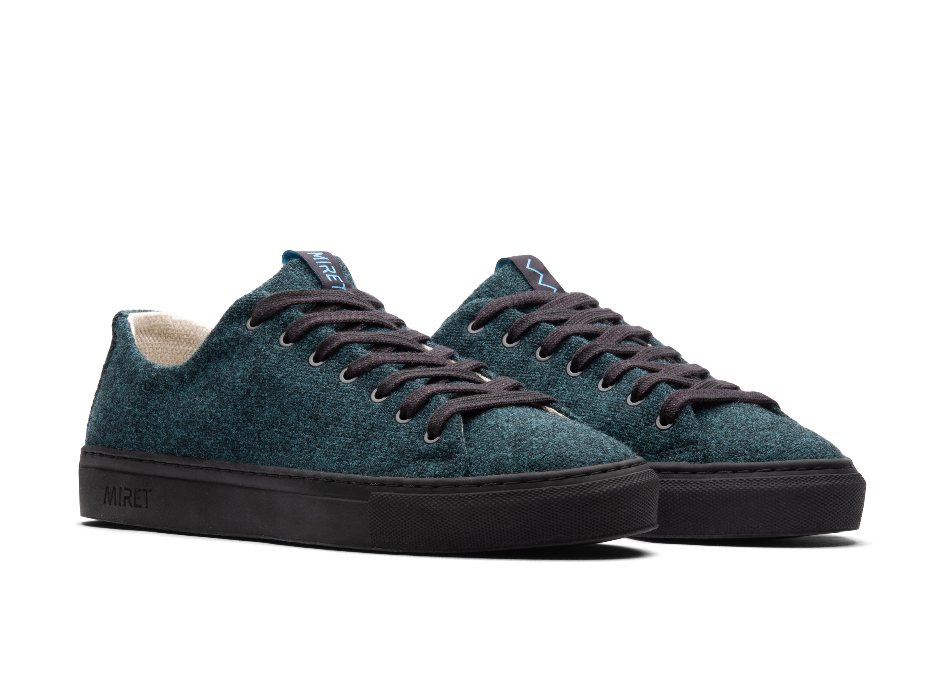 This low-top sneaker comes with black natural rubber outsoles and 100% wool upper. The pure hemp lining, together with wool-covered cork insoles, ensures a fresh and healthy environment for your feet all day long.