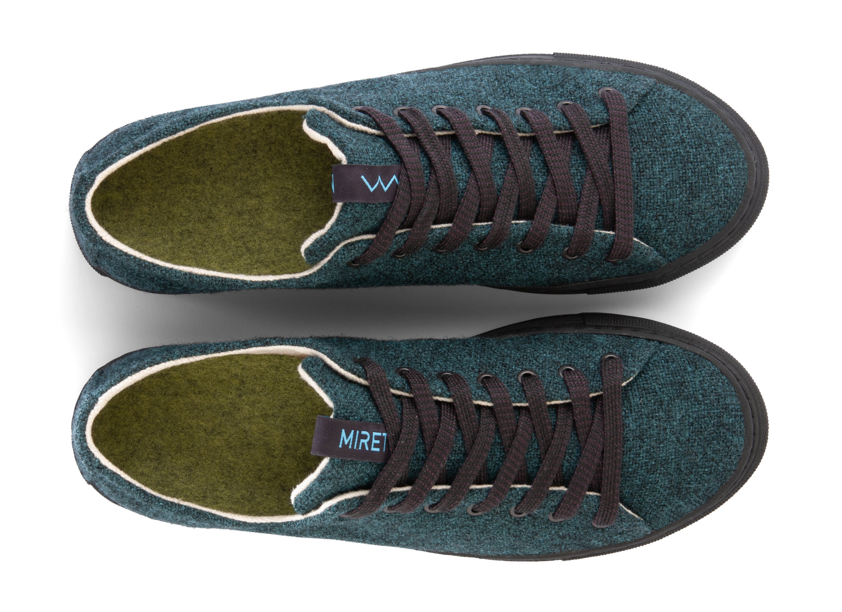 This low-top sneaker comes with black natural rubber outsoles and 100% wool upper. The pure hemp lining, together with wool-covered cork insoles, ensures a fresh and healthy environment for your feet all day long.