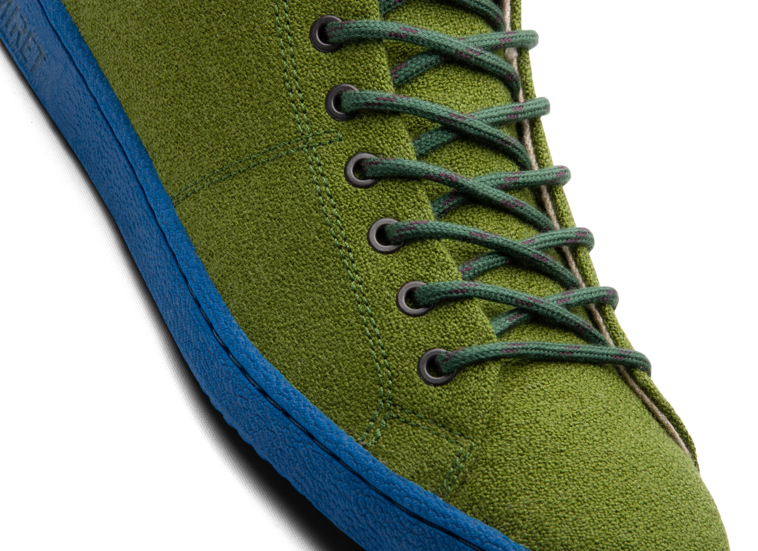 This mid-top sneaker comes with a super-flexible natural rubber outsole. The upper is made of 100% thermoregulating and water/dirt-repellent wool. The pure hemp lining, together with wool-covered cork insoles, ensures a fresh and healthy environment for your feet all day long.