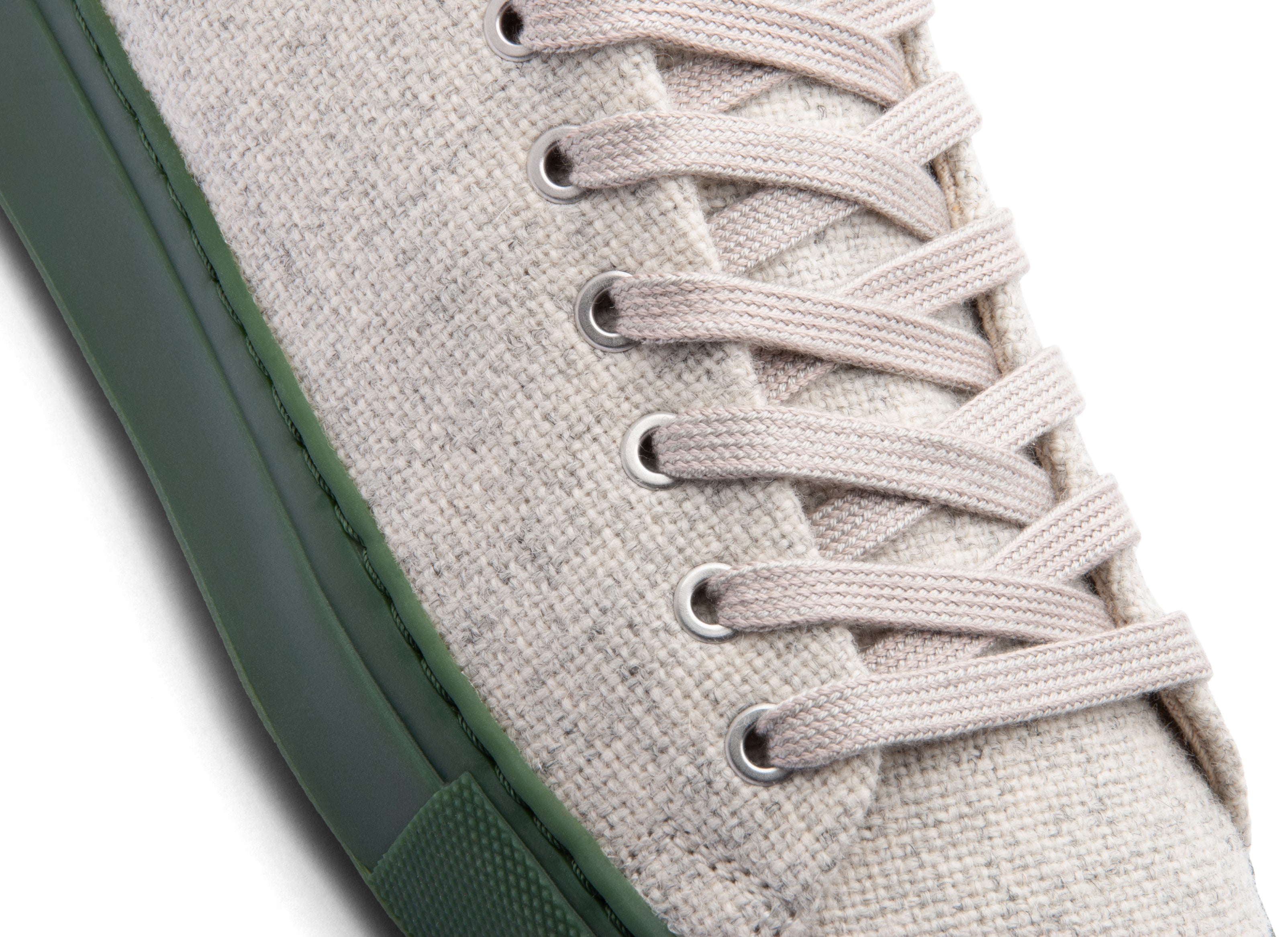 Low-top natural sneakers for winter in the color white. Made from 100% thermoregulating and water-repellent wool with pure hemp lining, wool-covered cork insoles and rubber outsoles with deeper grooves for improved grip. OEKO-TEX certified sneakers manufactured in the EU.