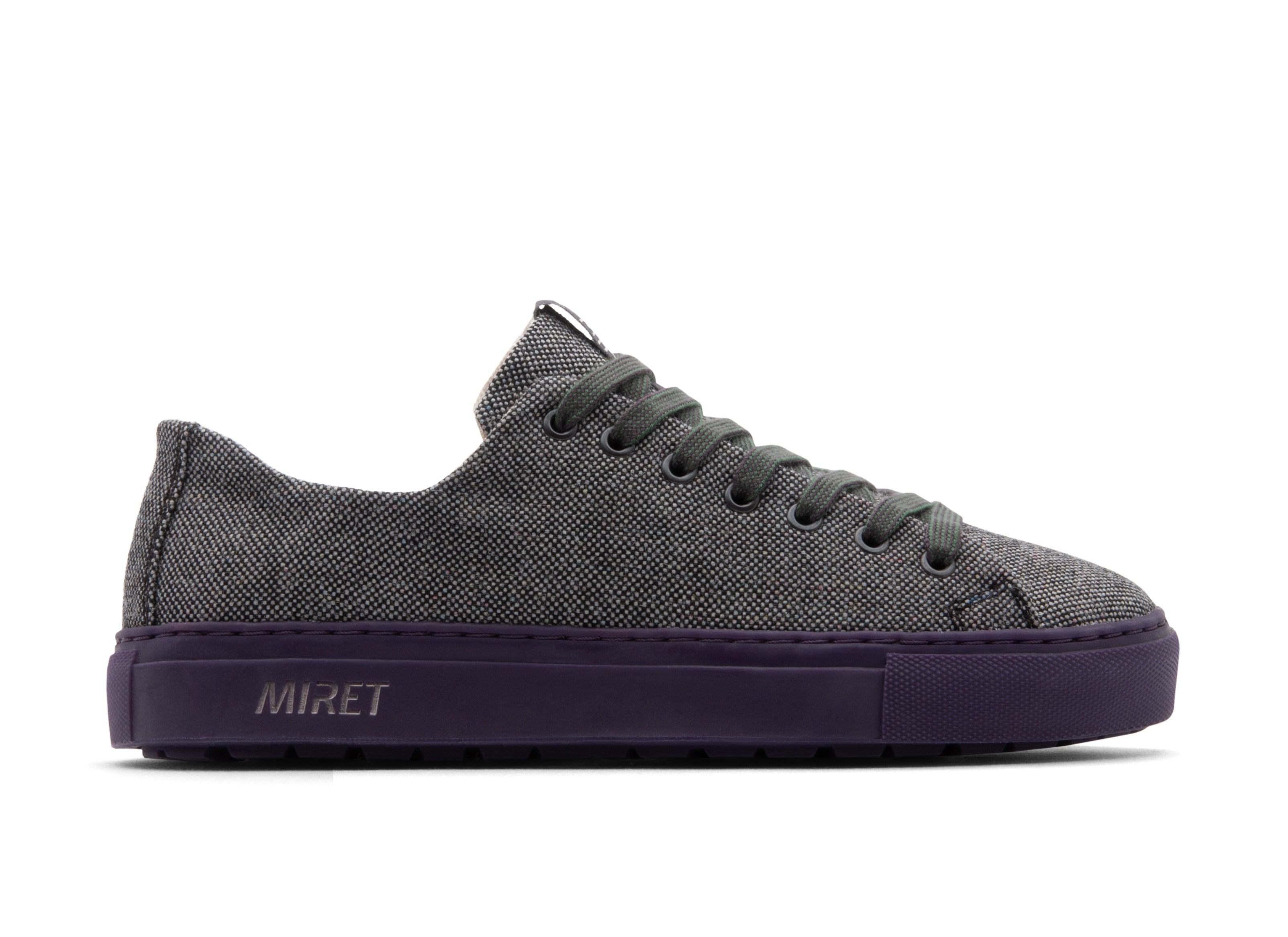 Low-top natural sneakers for winter in the color purple. Made from 100% thermoregulating and water-repellent wool with pure hemp lining, wool-covered cork insoles and rubber outsoles with deeper grooves for improved grip. OEKO-TEX certified sneakers manufactured in the EU.