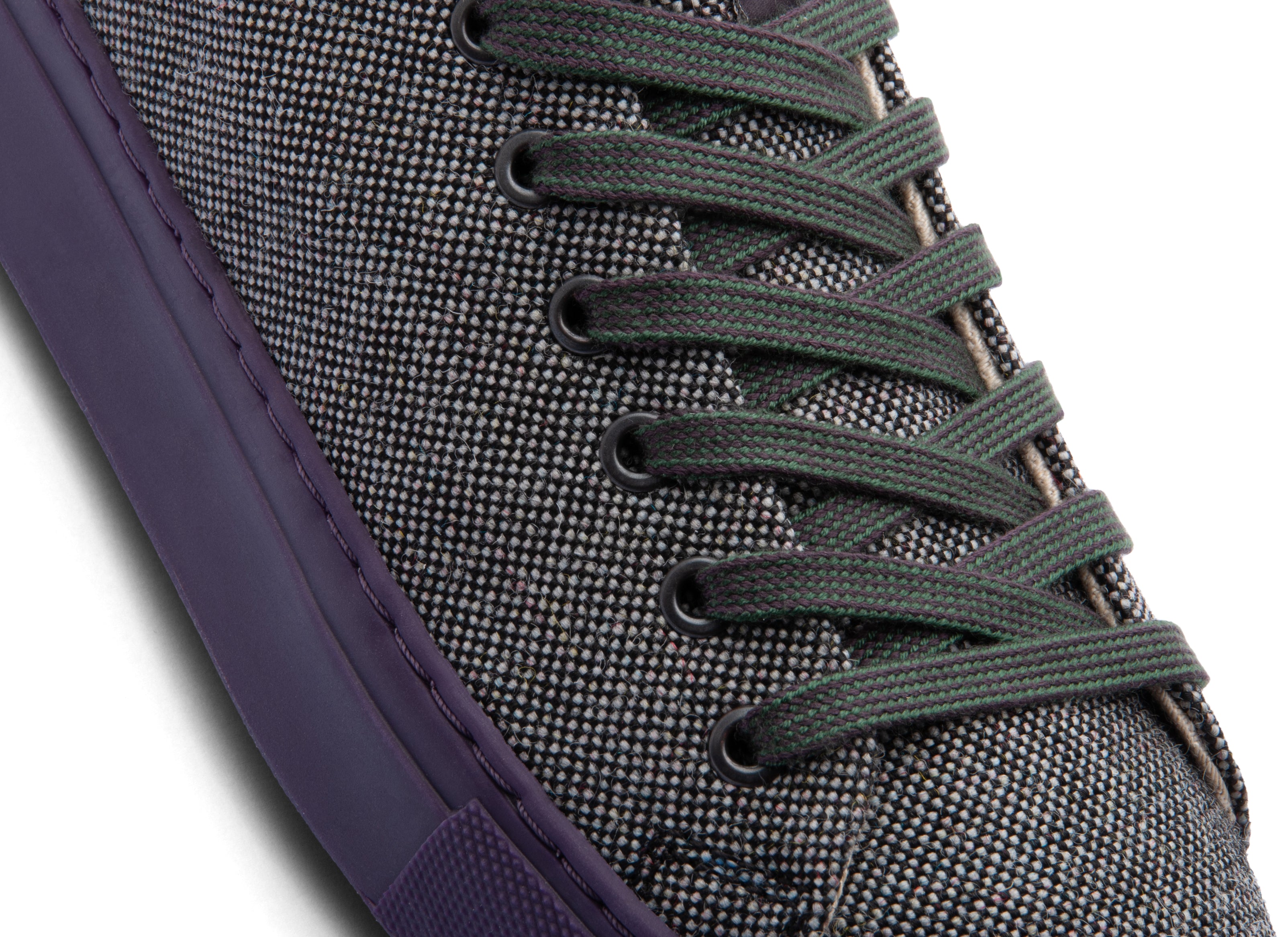 Low-top natural sneakers for winter in the color purple. Made from 100% thermoregulating and water-repellent wool with pure hemp lining, wool-covered cork insoles and rubber outsoles with deeper grooves for improved grip. OEKO-TEX certified sneakers manufactured in the EU.