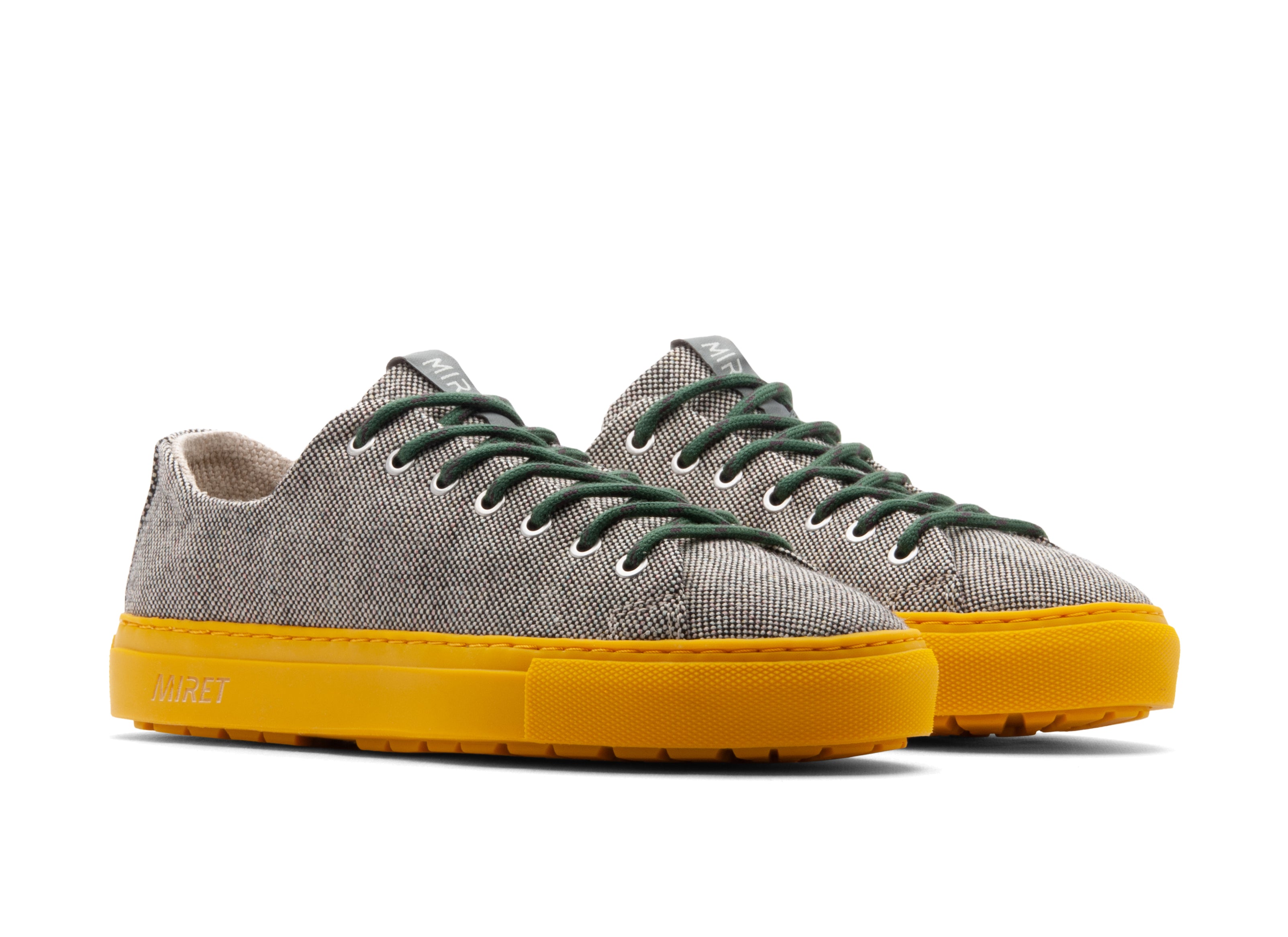Low-top natural sneakers for winter in the color grey. Made from 100% thermoregulating and water-repellent wool with pure hemp lining, wool-covered cork insoles and natural rubber outsoles with deeper grooves for improved grip. OEKO-TEX certified sneakers manufactured in the EU. 