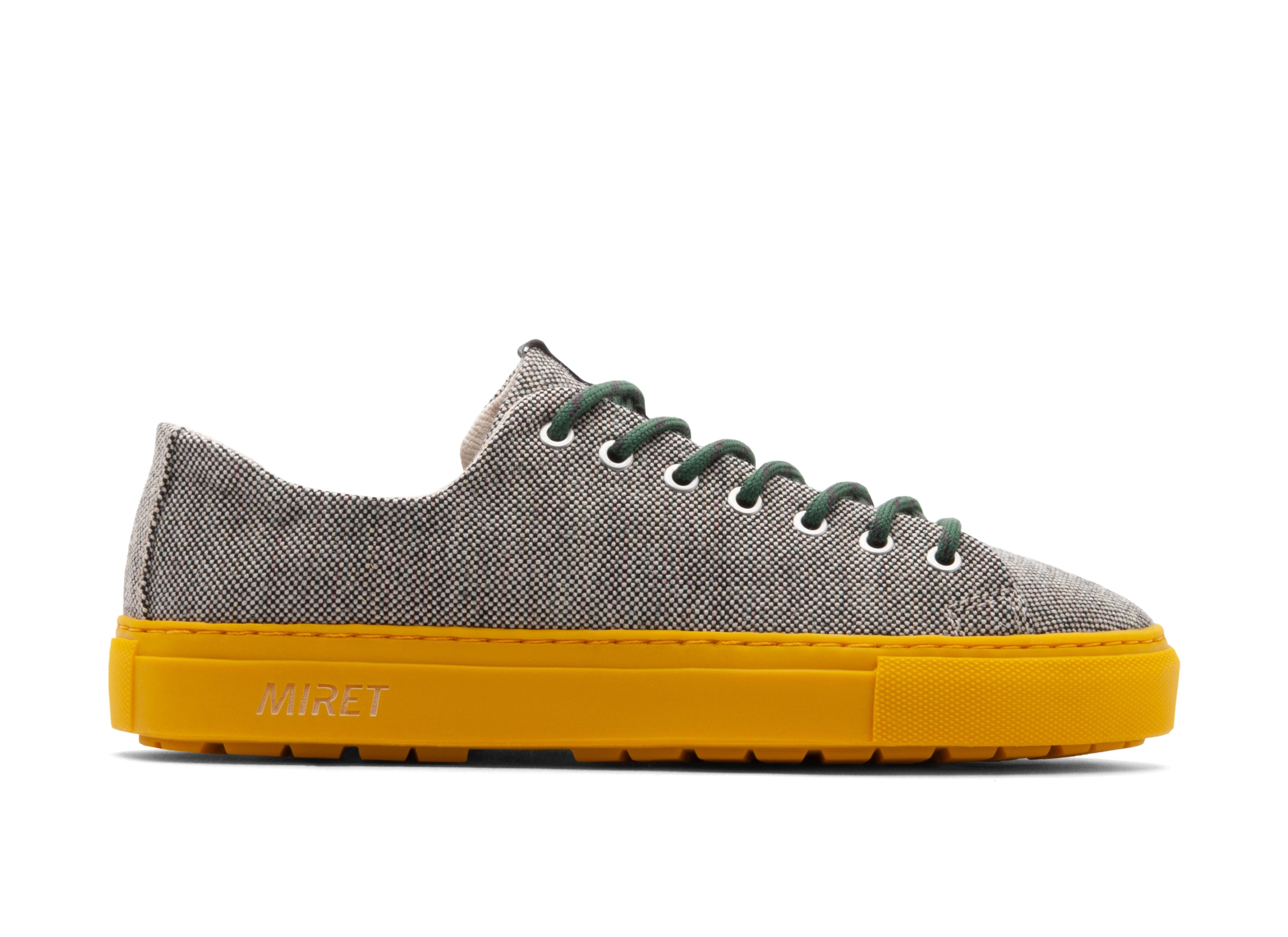 Low-top natural sneakers for winter in the color grey. Made from 100% thermoregulating and water-repellent wool with pure hemp lining, wool-covered cork insoles and natural rubber outsoles with deeper grooves for improved grip. OEKO-TEX certified sneakers manufactured in the EU. 