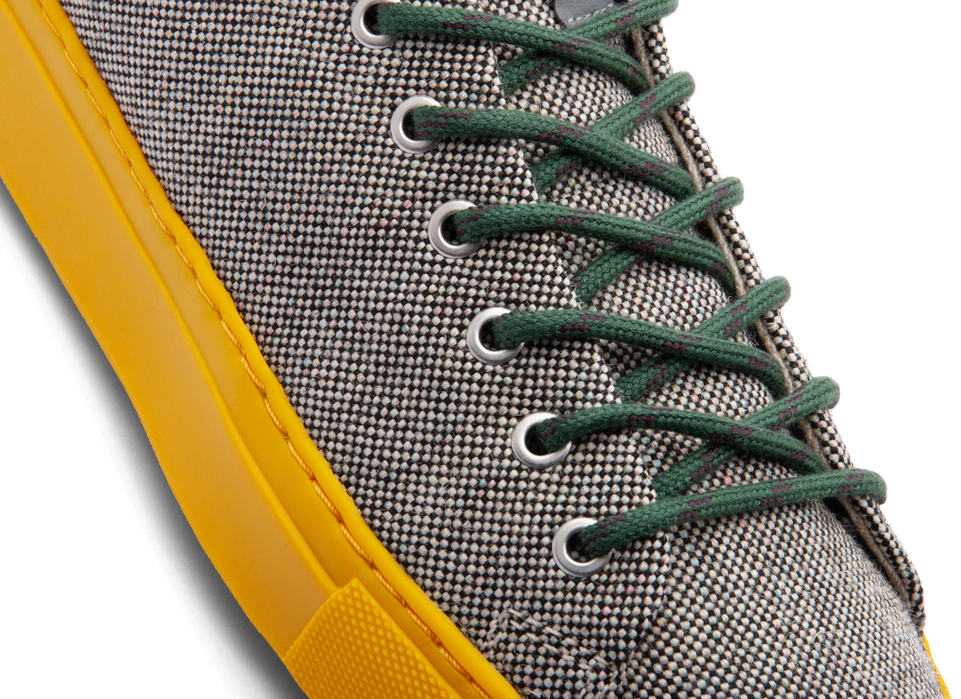 Low-top natural sneakers for winter in the color grey. Made from 100% thermoregulating and water-repellent wool with pure hemp lining, wool-covered cork insoles and natural rubber outsoles with deeper grooves for improved grip. OEKO-TEX certified sneakers manufactured in the EU. 